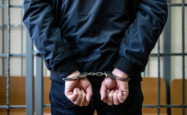Мужчина в наручниках